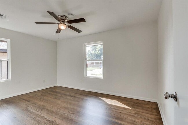 Building Photo - 2725 Texoma Dr