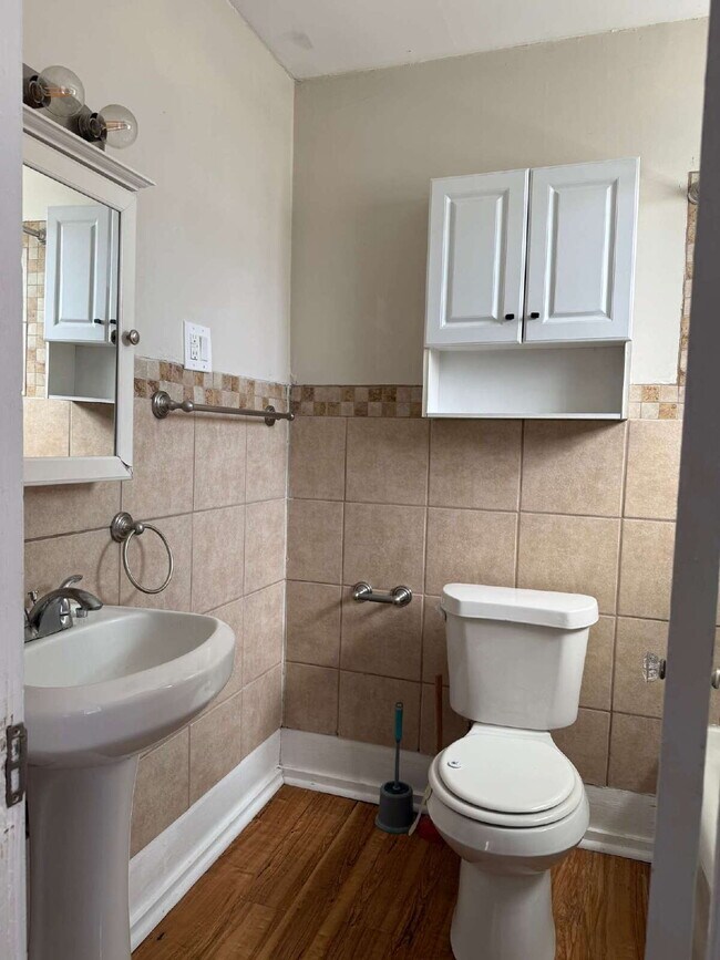 Building Photo - 1 Bedroom plus a Den, Close to SAC and Ala...