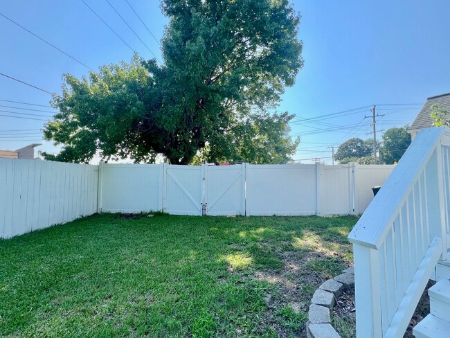 Building Photo - 3BD/2BA Home with Fenced Back Yard! Mins t...