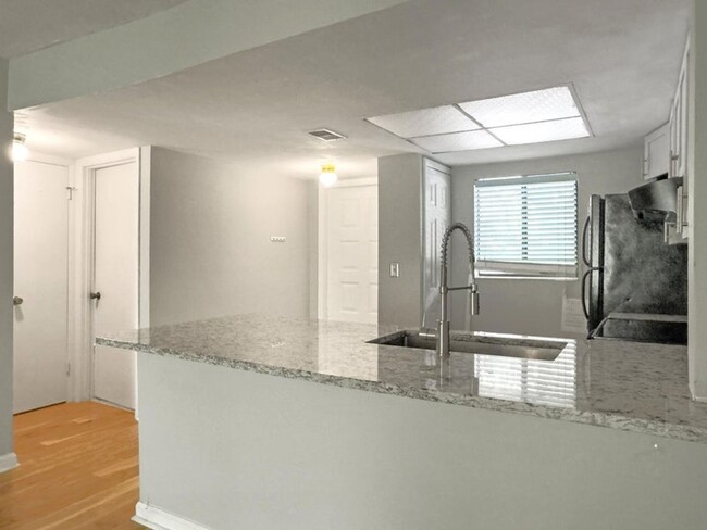 Building Photo - 2 BA/2 BR Condo in West Ashley