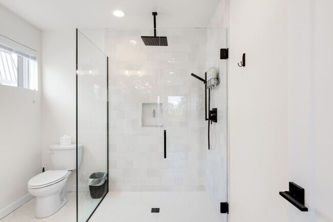 Building Photo - 823 NE 70th St