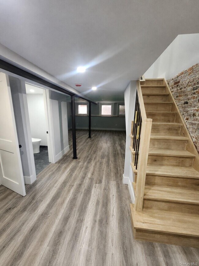 Building Photo - 14 Hausman St