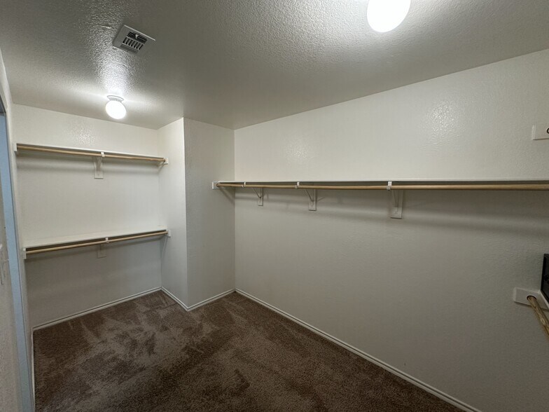 Building Photo - 542 Clearlake Dr