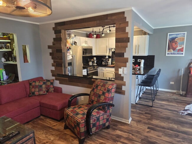 Building Photo - 1065 N Village Dr