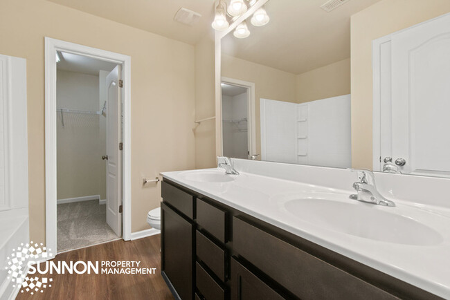Building Photo - 3 Bed/2.5 Bath Home Close to Mountain Isla...