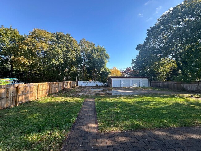 Building Photo - 175 Bradley St