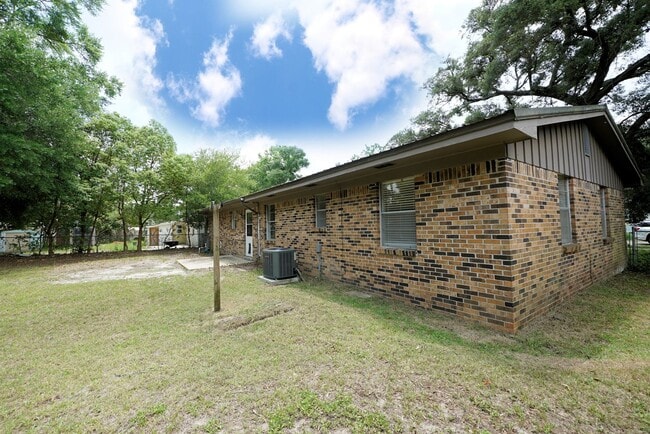 Building Photo - Valparaiso Ranch Home!