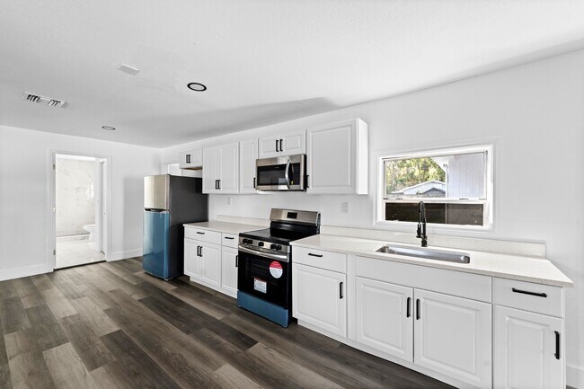 Building Photo - 10821 Cedar St