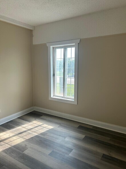 Building Photo - 10102 Main St