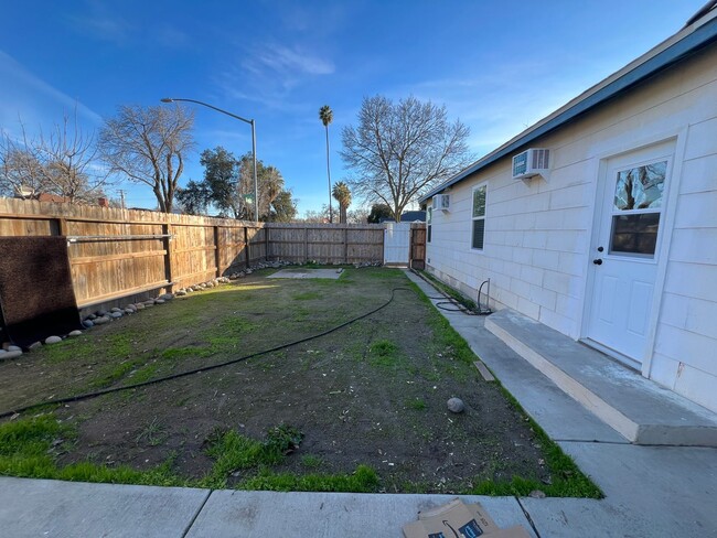 Building Photo - Updated 2-bedroom cottage in La Loma neigh...