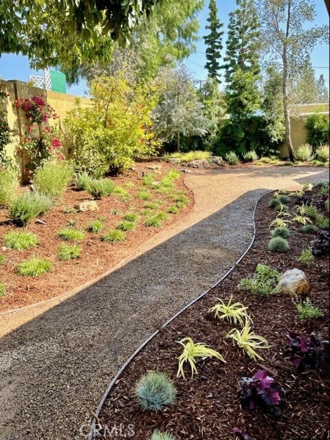 Building Photo - 1019 E Walnut Ave