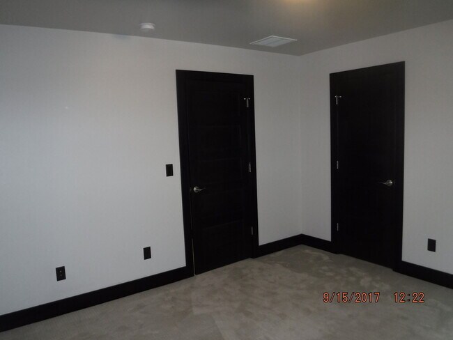 Building Photo - Gorgeous modern 5 bedroom - Minutes from MSU!