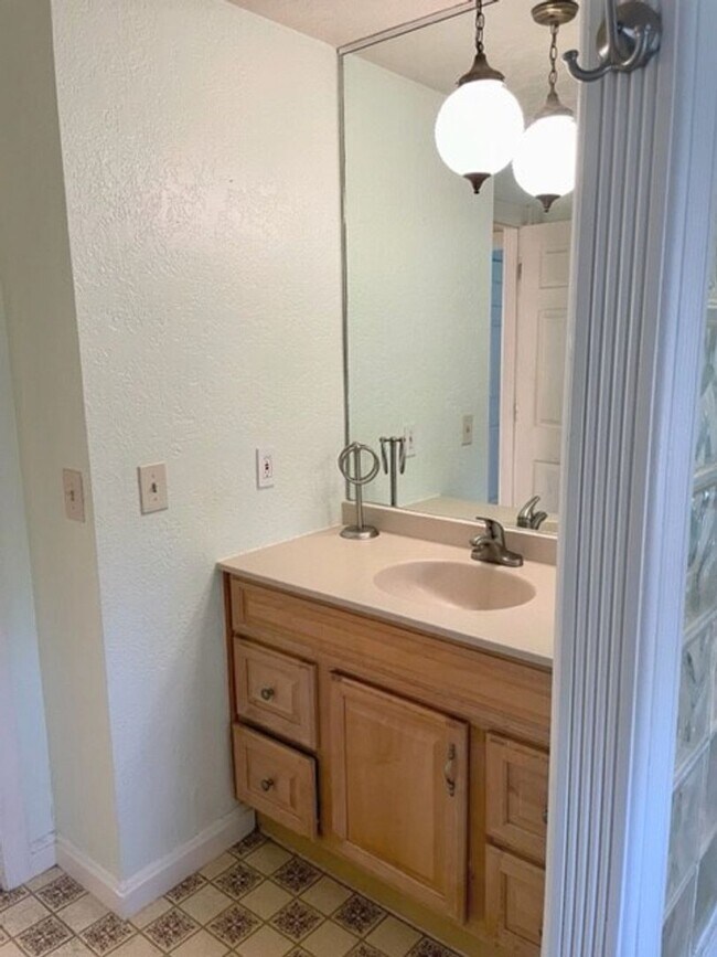 Building Photo - 730 Telegraph Rd