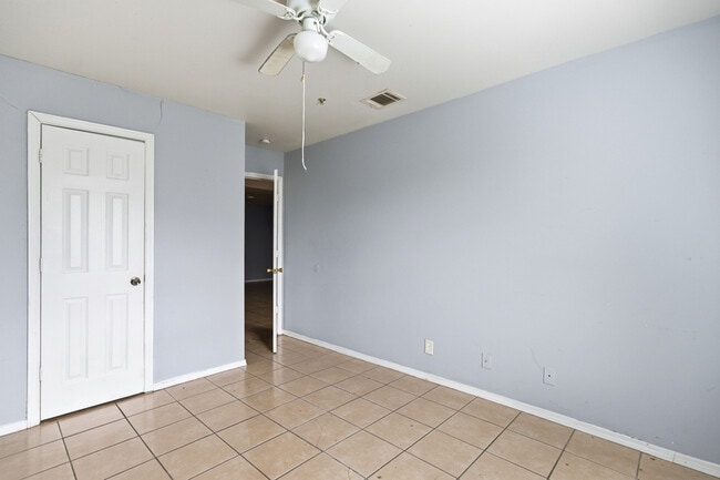 Building Photo - 7625 Windsor Oaks