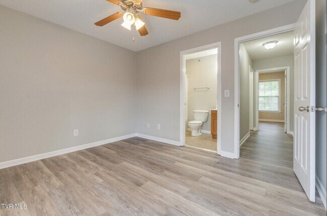 Building Photo - 2 Bdrm / 2.5 Bath, North JC - Minutes to ETSU, VA, JC Med Center
