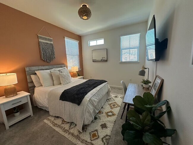 Building Photo - 4 bedroom Campus Oaks Home located on a Co...