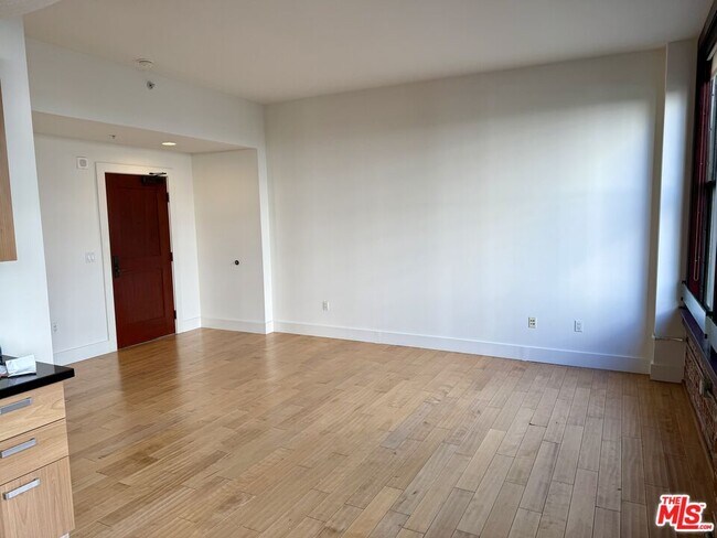 Building Photo - 460 S Spring St