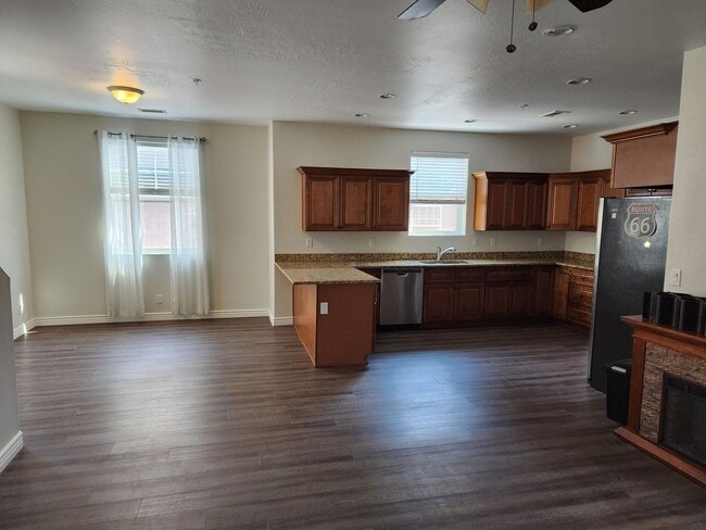 Building Photo - PRICE IMPROVEMENT_Turn Key End Unit Townho...