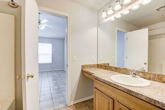 Building Photo - Cute 3BD/2BTH Duplex in Central East Norman!