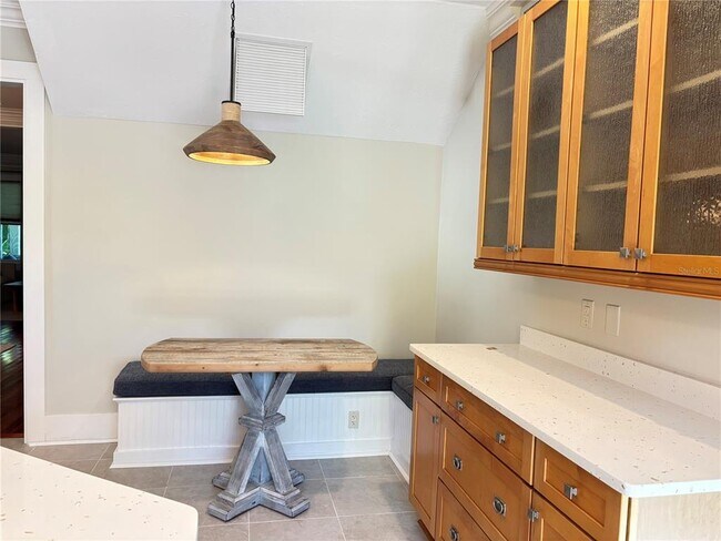 Building Photo - 324 Julia Pl