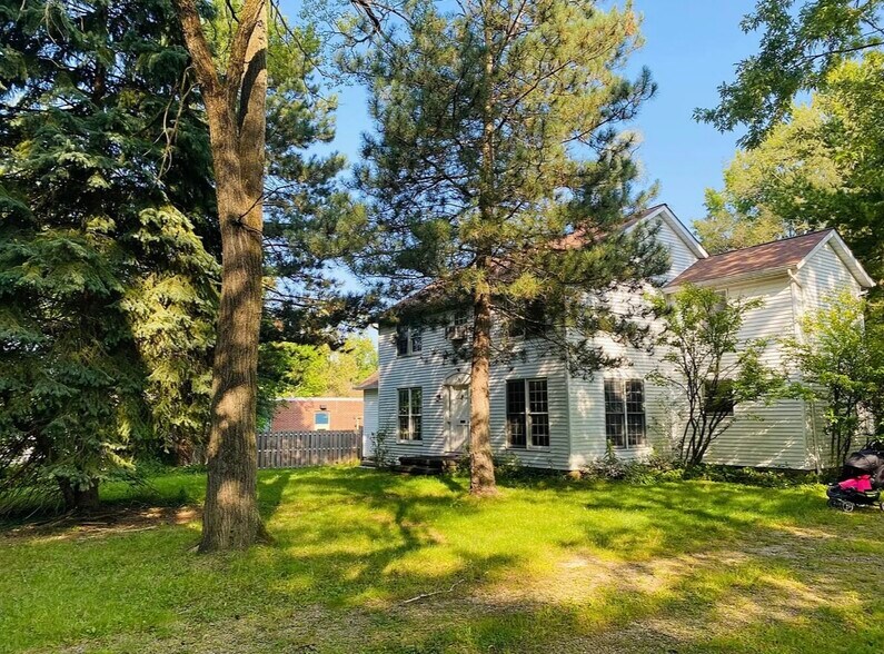 Building Photo - 22325 Fairmount Blvd