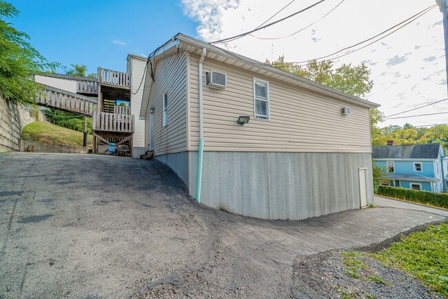 Building Photo - 3 Bedroom/ 1.5 Bathroom House -Near WVU Ma...