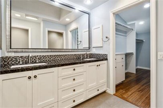 Building Photo - Large 5 bed Masterpiece Home with Back Bay...