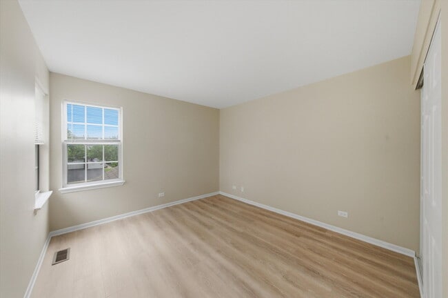 Building Photo - Beautifully Updated End-Unit Townhome