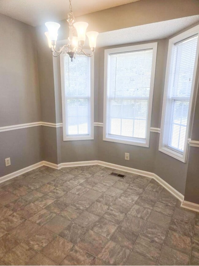 Building Photo - 3 Bedroom 2 Bathroom Home