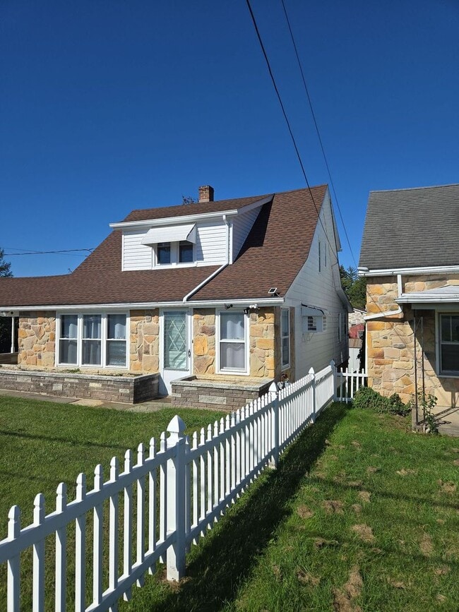 Building Photo - 4-5 Bedroom, 2 Bathroom 2-Story Detached H...