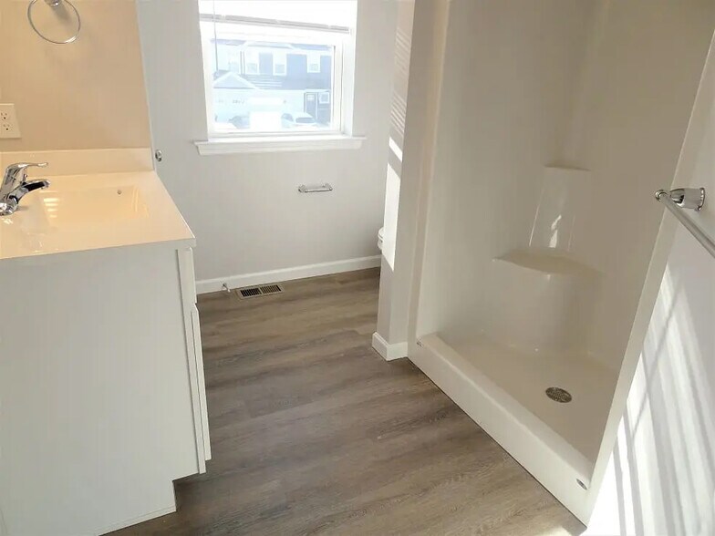 Building Photo - 10 Cobblestone Ct