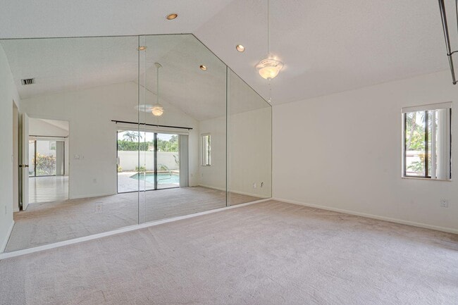 Building Photo - 223 E River Park Dr