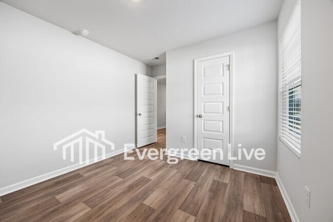 Building Photo - 1715 King Oaks Lp