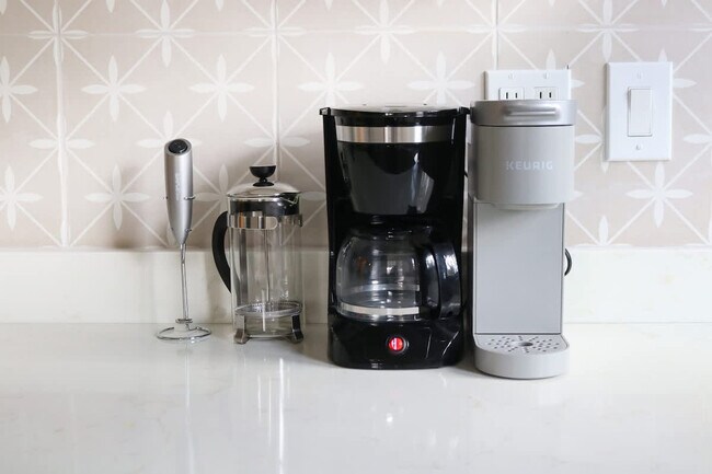 Building Photo - 102 W Emma St