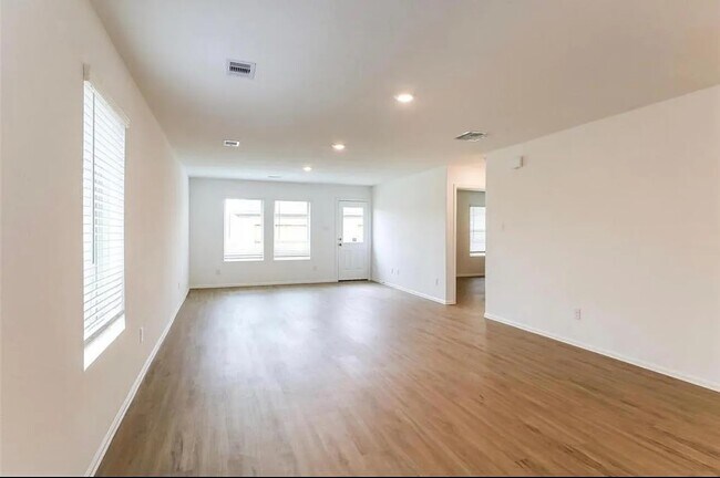 Building Photo - 621 Roaring Fls Dr