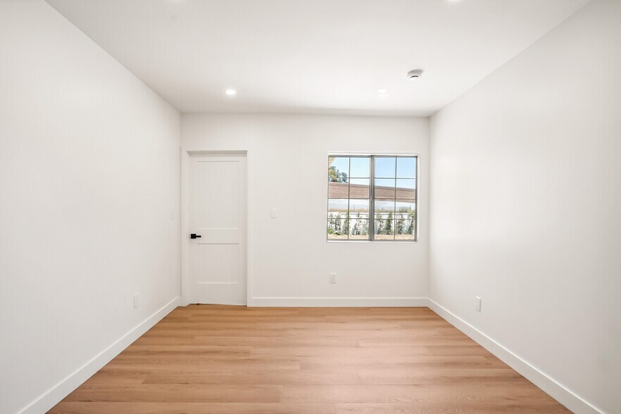 Dining Room or Den - 4702 Kraft Ave