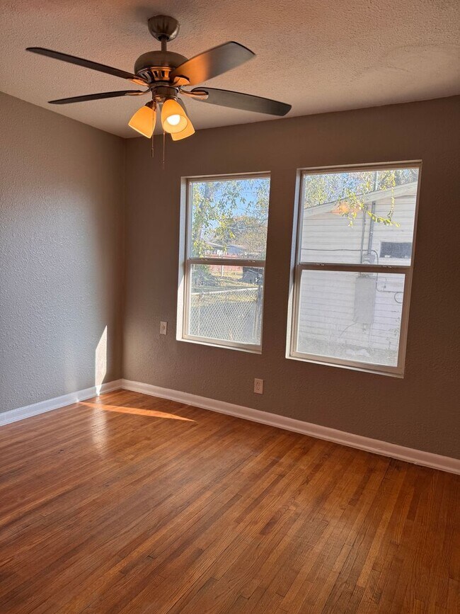 Building Photo - Property For Lease!