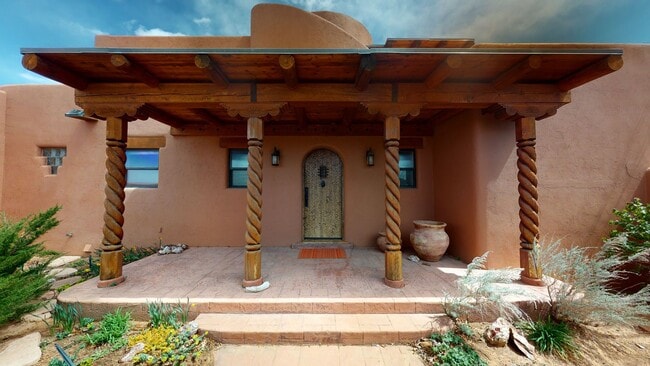 Building Photo - Custom Adobe style home in exclusive Navaj...