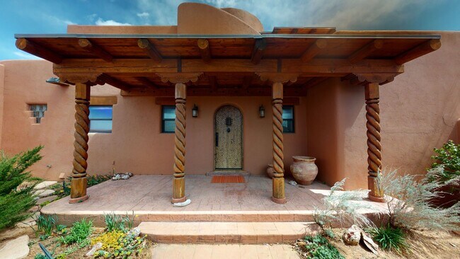 Building Photo - Custom Adobe style home in exclusive Navajo Ridge