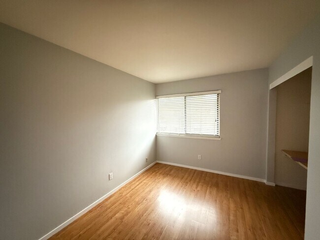 Building Photo - 3 bed 2.5 bath townhome available now!