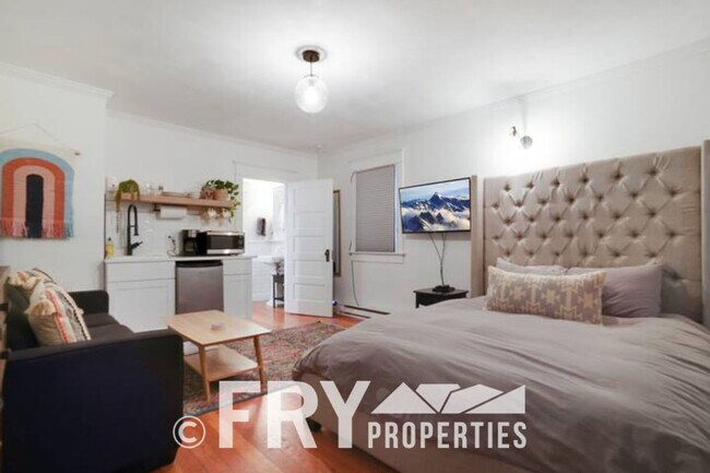 Building Photo - Classic Bungalow in Amazing Location with ...
