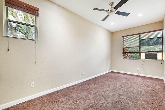 Building Photo - 748 Cresta Cir