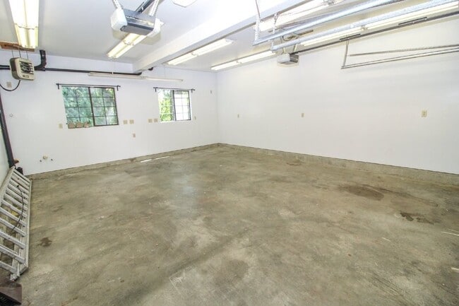 Building Photo - 20912 W Richmond Rd