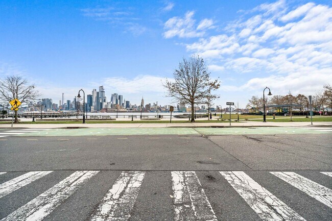 Building Photo - 1000 Maxwell Ln