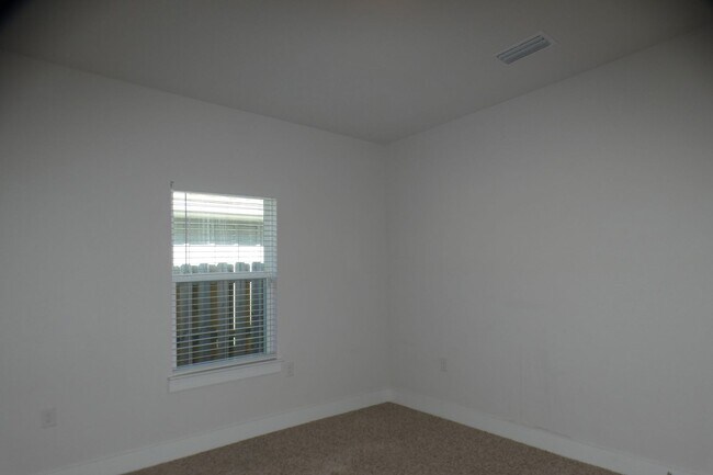 Building Photo - 4-Bedroom Home - Community Pool