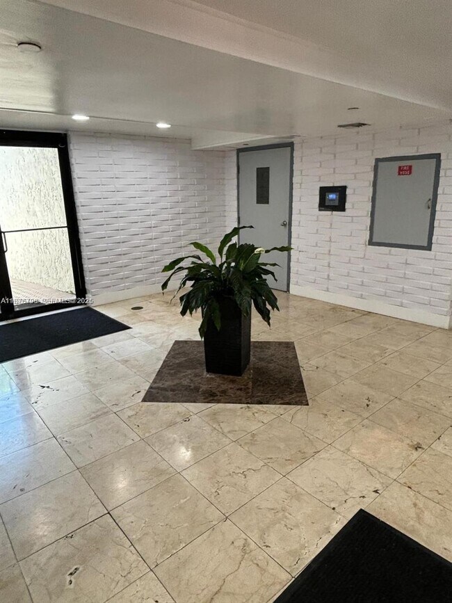 Building Photo - 17011 N Bay Rd