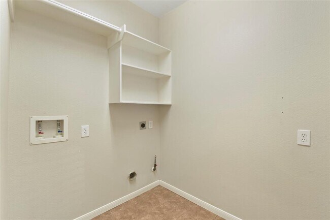 Building Photo - 4002 N Barnett Way