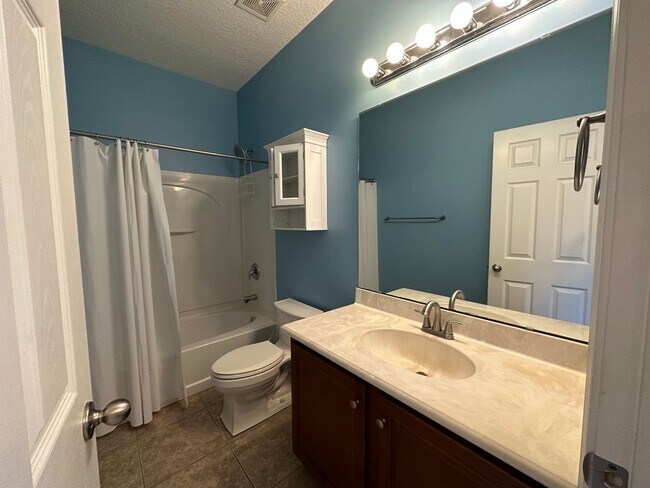 Building Photo - Adorable Home in Prime Location!