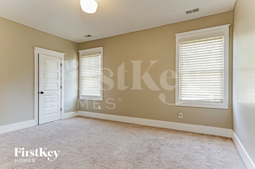 Building Photo - 3253 Sawyer Dr