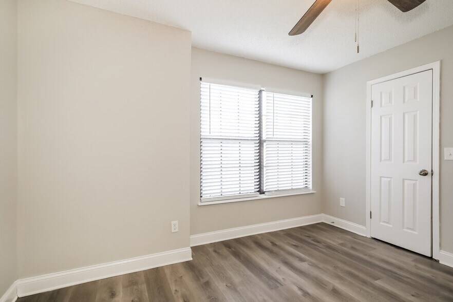 Building Photo - 7843 Collins Ridge Blvd E